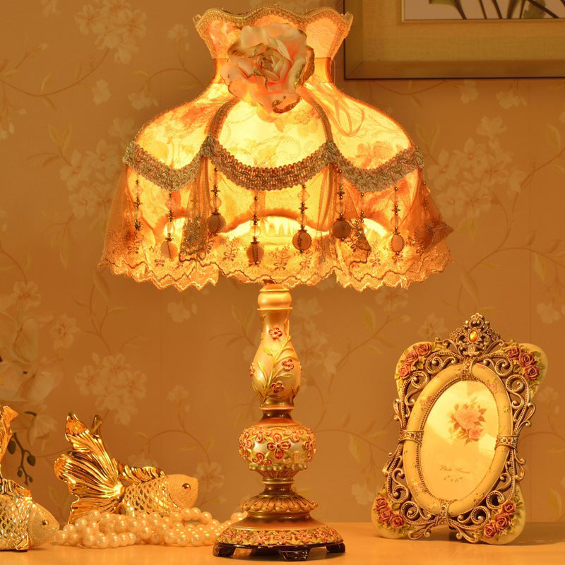 現代的なスカンジナビア風彫刻の花柄樹脂鉄金属布1灯テーブル 現代的なスカンジナビア風彫刻の花柄樹脂鉄金属布1灯テーブル