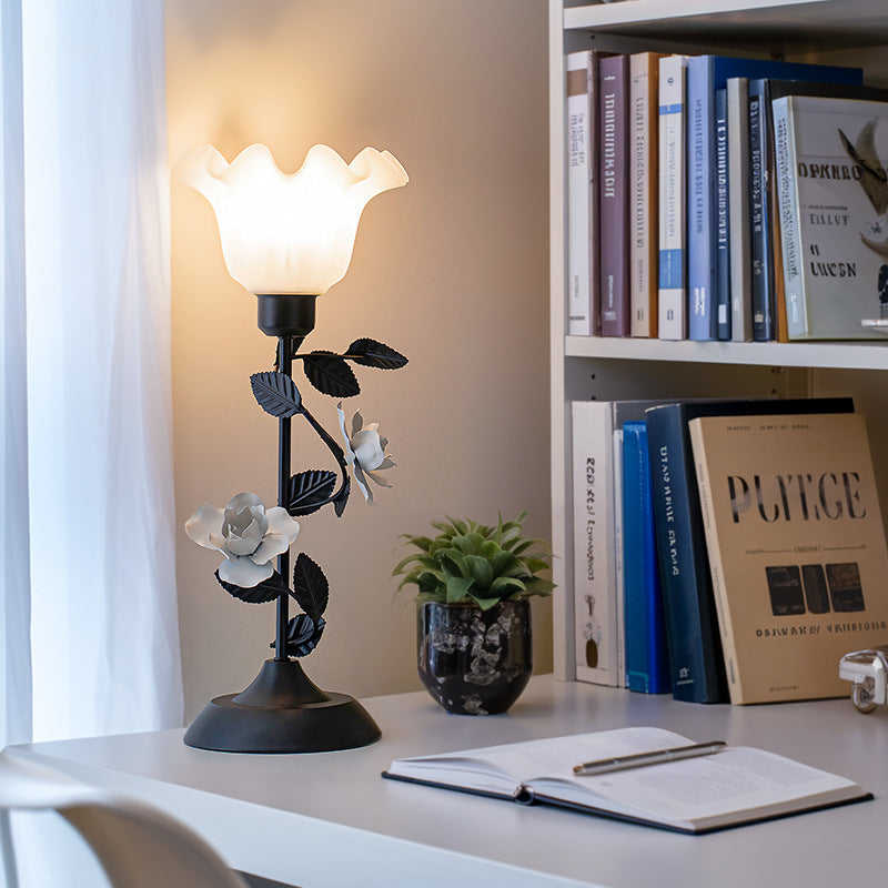 Lampe de table contemporaine scandinave en forme de rose en fer et verre acrylique à 1 lumière pour chambre 