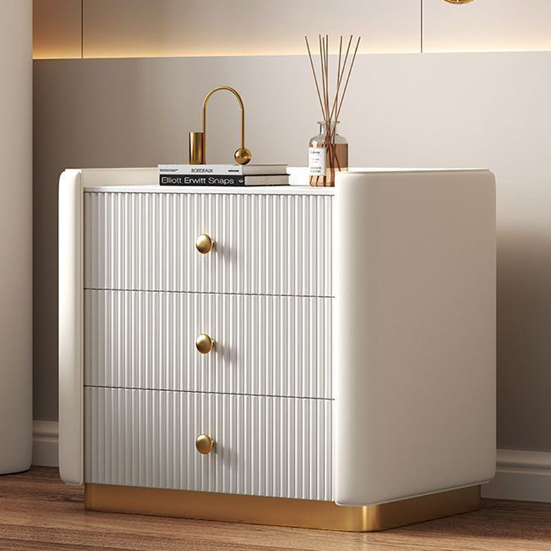 Moderner minimalistischer Nachttisch aus Kiefernholz mit rechteckiger Form, abgerundeten Ecken, Steinplatte, Mikrofaserleder und Edelstahl, 3 Schubladen, für das Schlafzimmer 