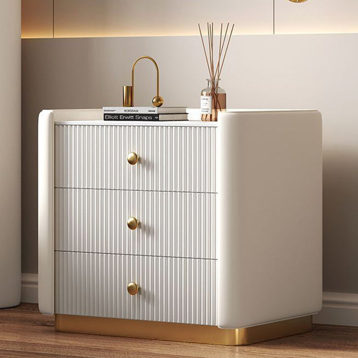 Moderner minimalistischer Nachttisch aus Kiefernholz mit rechteckiger Form, abgerundeten Ecken, Steinplatte, Mikrofaserleder und Edelstahl, 3 Schubladen, für das Schlafzimmer 
