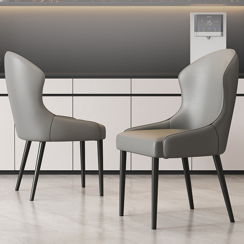 Moderner minimalistischer gebogener rechteckiger Katzenkrallen-Ledersessel aus Massivholz und Kohlenstoffstahl ohne Armlehnen für das Esszimmer 