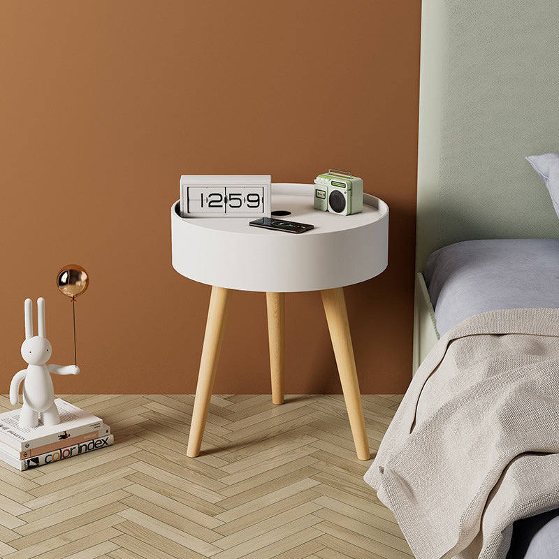 Moderner minimalistischer runder Nachttisch aus PP-Holz mit kabelloser Handy-Ladestation und 1 Ablage für das Bett 