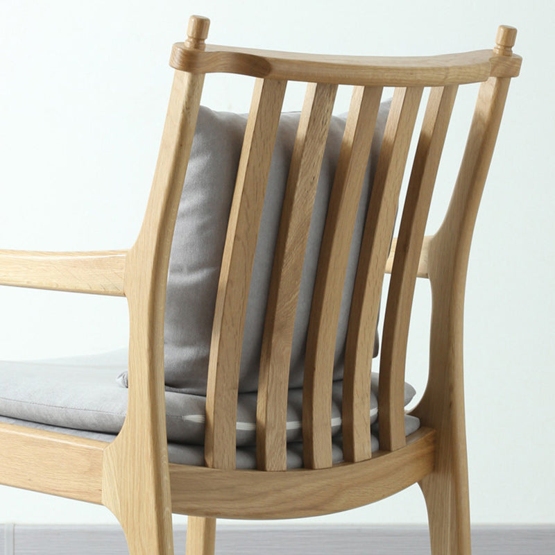 Chaise contemporaine scandinave carrée avec coussin rembourré en bois massif avec dossier et accoudoirs pour salon 