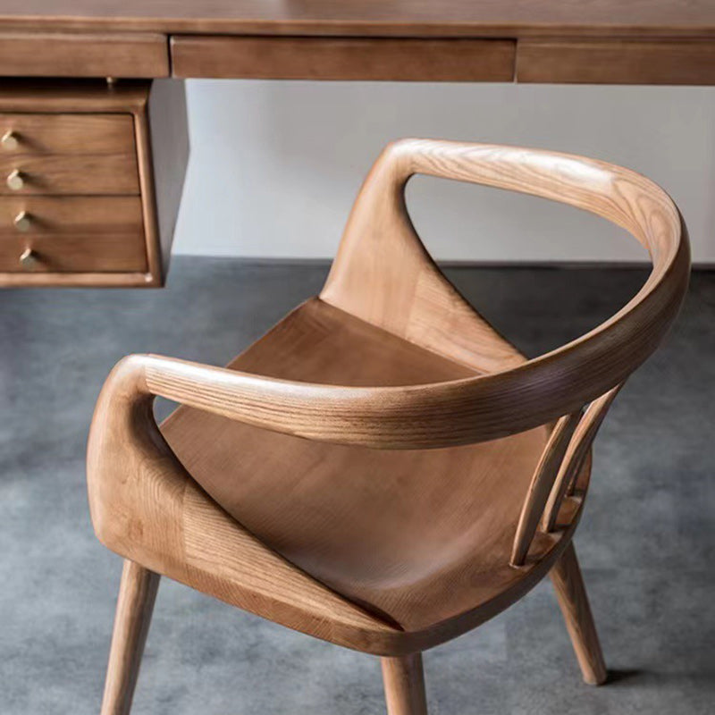 Zeitgenössischer skandinavischer quadratischer Esszimmerstuhl aus massivem Holz mit geschwungener Rückenlehne und Armlehne für das Esszimmer 