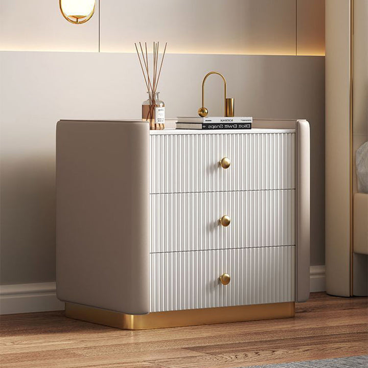 Moderner minimalistischer Nachttisch aus Kiefernholz mit rechteckiger Form, abgerundeten Ecken, Steinplatte, Mikrofaserleder und Edelstahl, 3 Schubladen, für das Schlafzimmer 