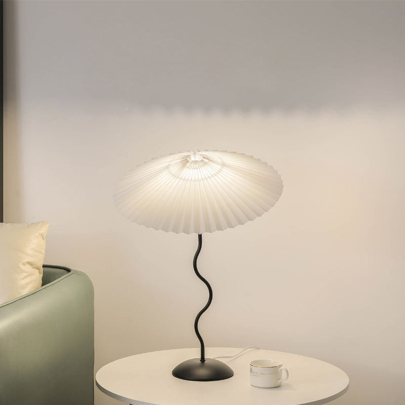 Lampe de table 1 lumière avec base courbée et abat-jour plissé vintage danois 