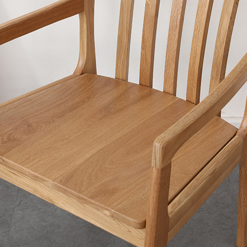 Chaise contemporaine scandinave carrée avec coussin rembourré en bois massif avec dossier et accoudoirs pour salon 