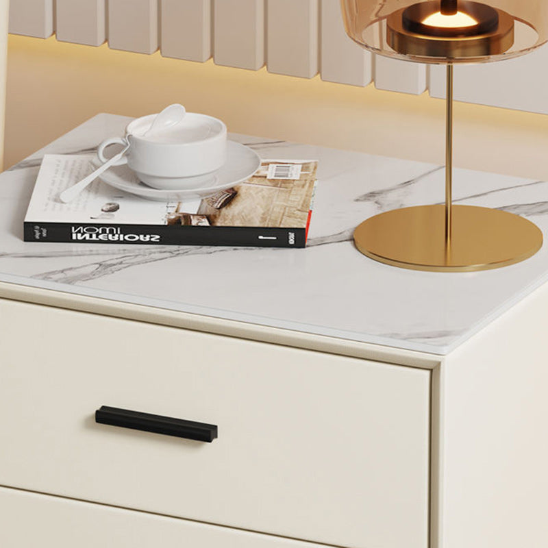 Table de nuit moderne de luxe en cuir microfibre carré avec placage de pierre et panneau en bois massif à 2 tiroirs pour chambre 