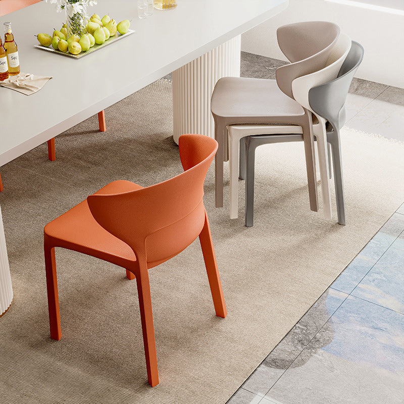 Zeitgenössischer skandinavischer PP-Kunststoff-Quadratischer ergonomisch gestalteter stapelbarer Esszimmerstuhl mit Rückenlehne für das Esszimmer 