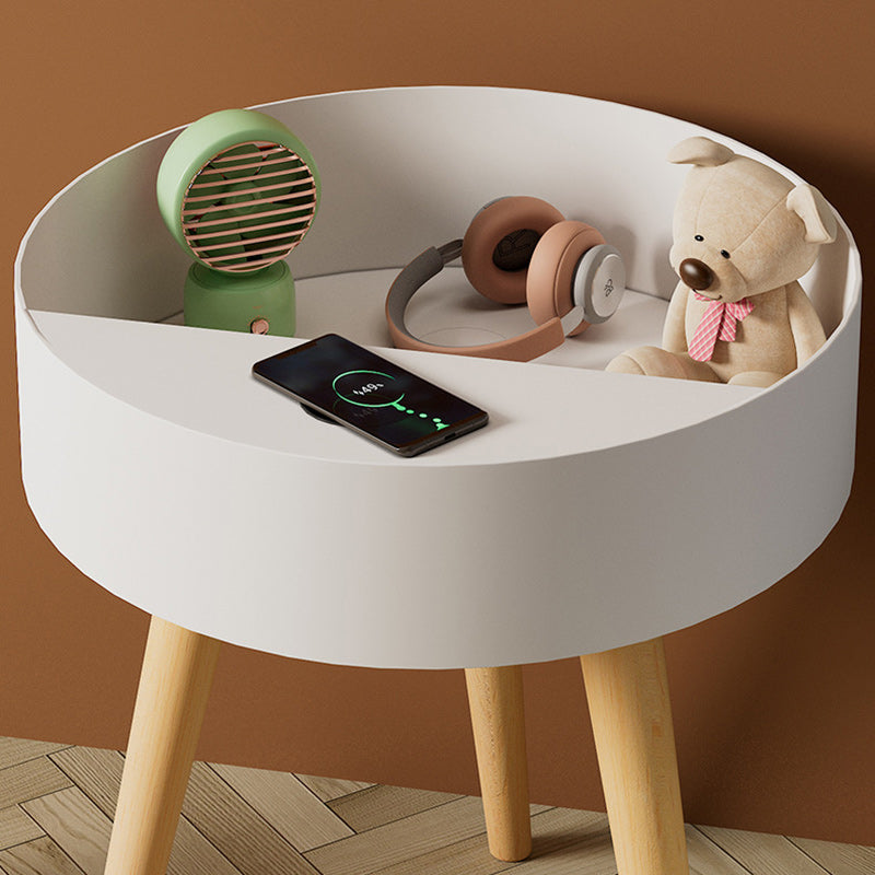 Moderner minimalistischer runder Nachttisch aus PP-Holz mit kabelloser Handy-Ladestation und 1 Ablage für das Bett 
