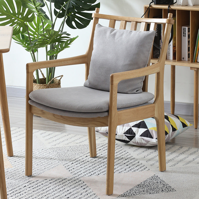 Chaise contemporaine scandinave carrée avec coussin rembourré en bois massif avec dossier et accoudoirs pour salon 