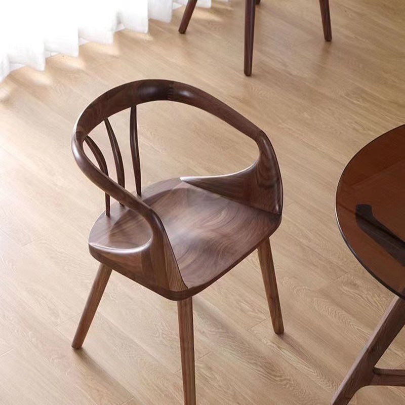 Zeitgenössischer skandinavischer quadratischer Esszimmerstuhl aus massivem Holz mit geschwungener Rückenlehne und Armlehne für das Esszimmer 