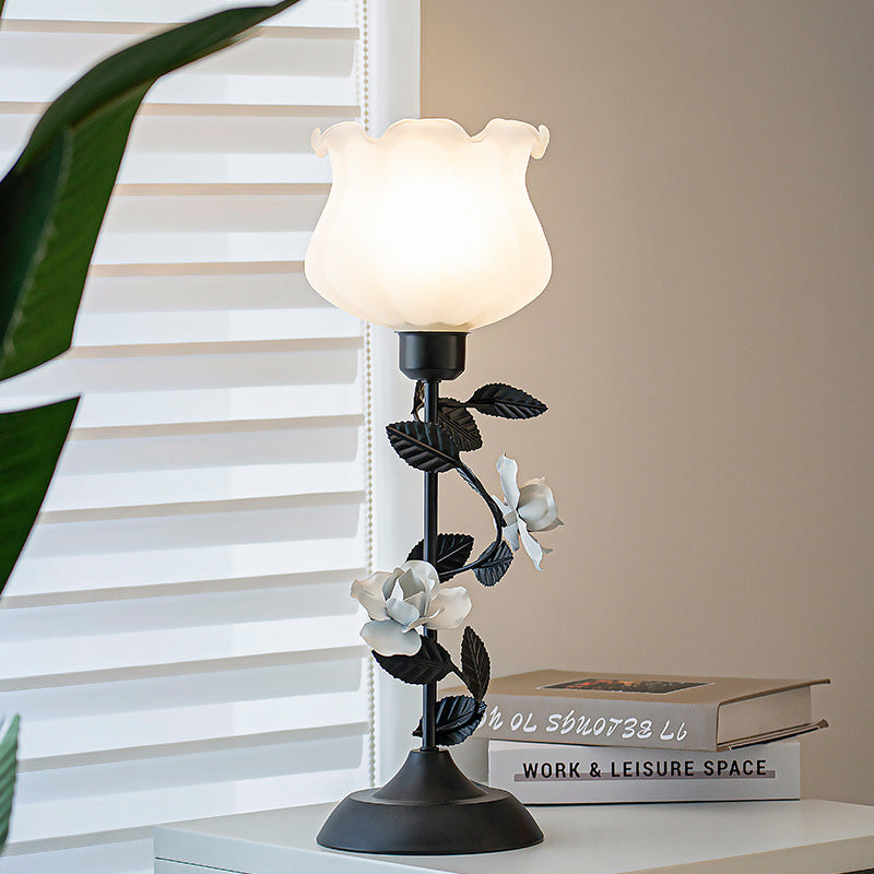 Lampe de table contemporaine scandinave en forme de rose en fer et verre acrylique à 1 lumière pour chambre 
