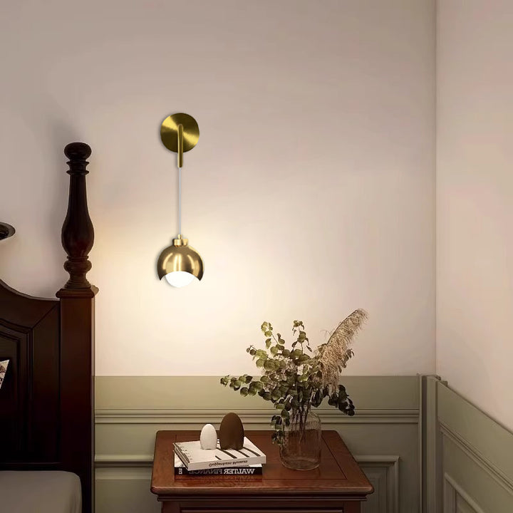 Zeitgenössische skandinavische kugelförmige Glas-Eisen-Wandleuchte mit 1 Licht für das Schlafzimmer 