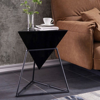 Table d'appoint moderne de luxe à une étagère en forme de cône triangulaire en fer avec panneau en pierre plaqué or pour salon 