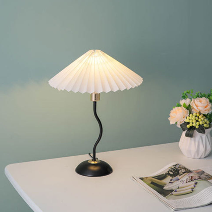 Lampe de table 1 lumière avec base courbée et abat-jour plissé vintage danois 