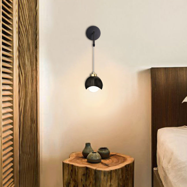 Zeitgenössische skandinavische kugelförmige Glas-Eisen-Wandleuchte mit 1 Licht für das Schlafzimmer 
