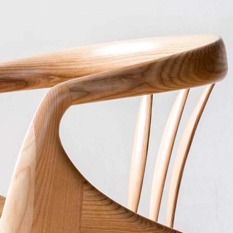 Zeitgenössischer skandinavischer quadratischer Esszimmerstuhl aus massivem Holz mit geschwungener Rückenlehne und Armlehne für das Esszimmer 