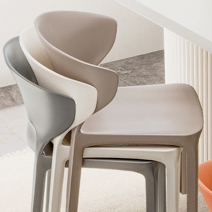 Zeitgenössischer skandinavischer PP-Kunststoff-Quadratischer ergonomisch gestalteter stapelbarer Esszimmerstuhl mit Rückenlehne für das Esszimmer 