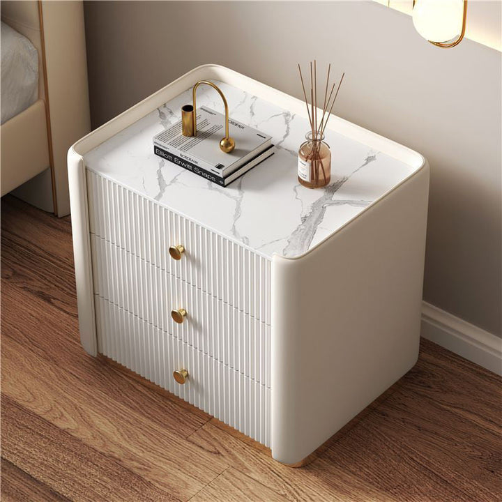 Moderner minimalistischer Nachttisch aus Kiefernholz mit rechteckiger Form, abgerundeten Ecken, Steinplatte, Mikrofaserleder und Edelstahl, 3 Schubladen, für das Schlafzimmer 