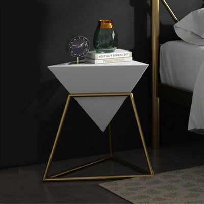 Table d'appoint moderne de luxe à une étagère en forme de cône triangulaire en fer avec panneau en pierre plaqué or pour salon 