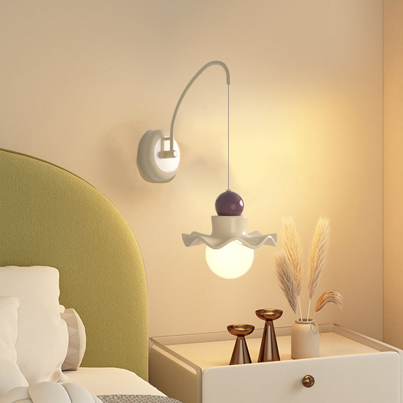 Aplique de pared de 1 luz con base de disco en forma de hoja de loto de bola redonda minimalista moderna de resina PE y hierro para dormitorio 