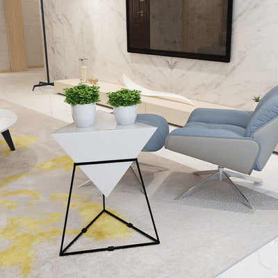 Table d'appoint moderne de luxe à une étagère en forme de cône triangulaire en fer avec panneau en pierre plaqué or pour salon 