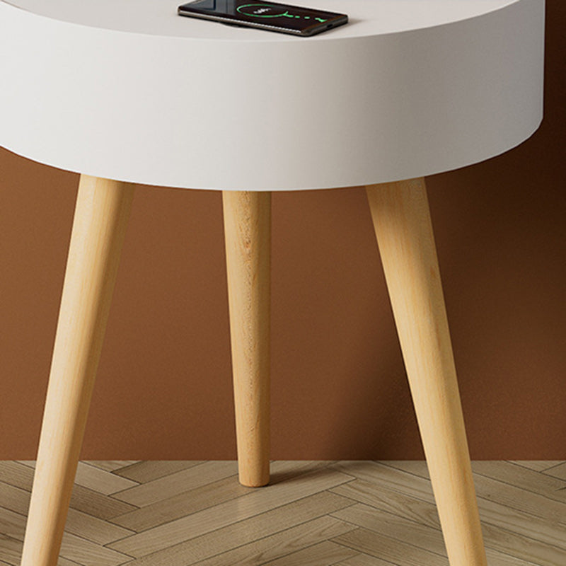 Moderner minimalistischer runder Nachttisch aus PP-Holz mit kabelloser Handy-Ladestation und 1 Ablage für das Bett 