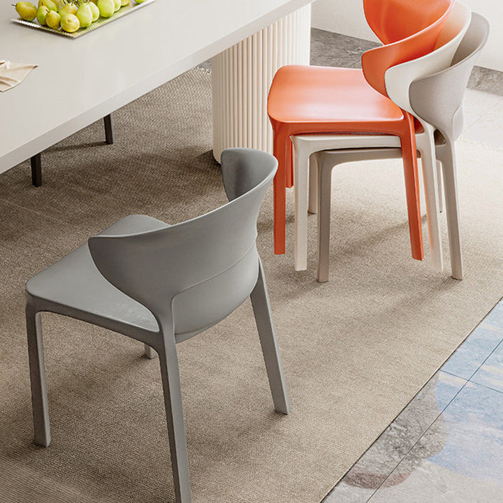 Zeitgenössischer skandinavischer PP-Kunststoff-Quadratischer ergonomisch gestalteter stapelbarer Esszimmerstuhl mit Rückenlehne für das Esszimmer 