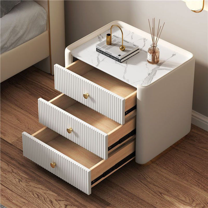 Moderner minimalistischer Nachttisch aus Kiefernholz mit rechteckiger Form, abgerundeten Ecken, Steinplatte, Mikrofaserleder und Edelstahl, 3 Schubladen, für das Schlafzimmer 