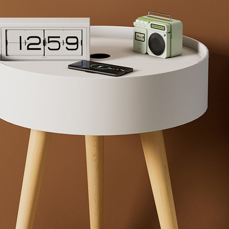 Moderner minimalistischer runder Nachttisch aus PP-Holz mit kabelloser Handy-Ladestation und 1 Ablage für das Bett 