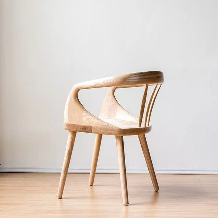 Zeitgenössischer skandinavischer quadratischer Esszimmerstuhl aus massivem Holz mit geschwungener Rückenlehne und Armlehne für das Esszimmer 