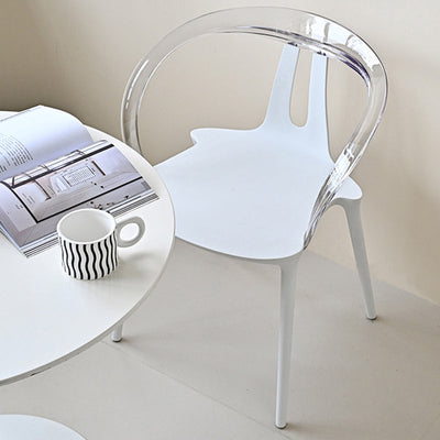 Moderner minimalistischer Kurvenrahmen Kunststoff-Esszimmerstuhl Rückenlehne Armlehne für Esszimmer 