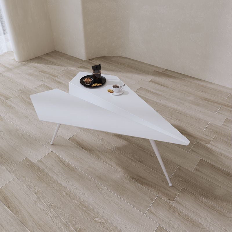 Moderne Art-Deco-Flugzeug-Dreieck-Eisen-Couchtisch für das Wohnzimmer 
