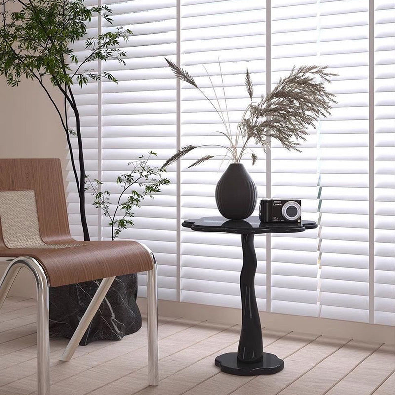 Zeitgenössischer skandinavischer Blütenblätter-Glas-Edelstahl-Beistelltisch 1-Ebene für das Wohnzimmer 