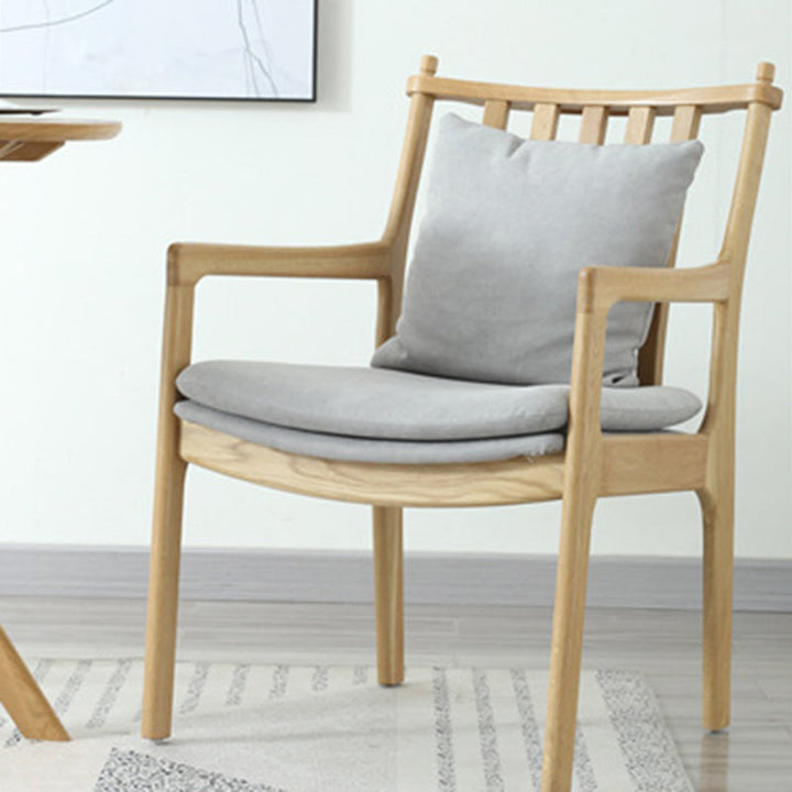 Chaise contemporaine scandinave carrée avec coussin rembourré en bois massif avec dossier et accoudoirs pour salon 