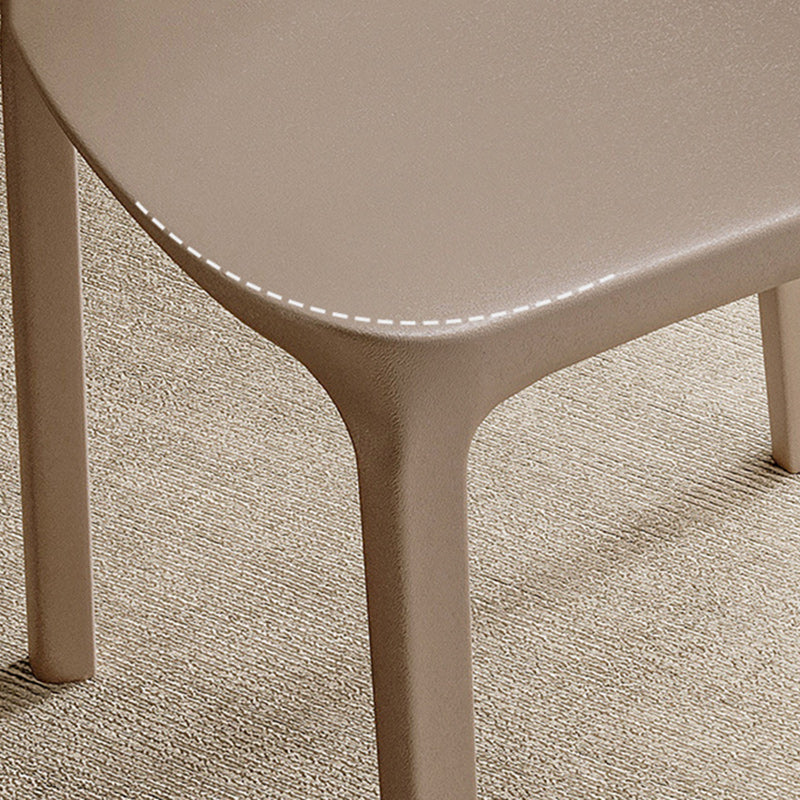 Zeitgenössischer skandinavischer PP-Kunststoff-Quadratischer ergonomisch gestalteter stapelbarer Esszimmerstuhl mit Rückenlehne für das Esszimmer 