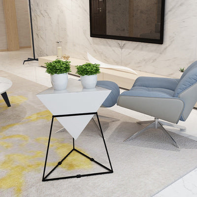 Table d'appoint moderne de luxe à une étagère en forme de cône triangulaire en fer avec panneau en pierre plaqué or pour salon 
