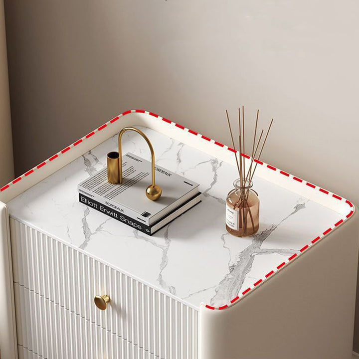 Moderner minimalistischer Nachttisch aus Kiefernholz mit rechteckiger Form, abgerundeten Ecken, Steinplatte, Mikrofaserleder und Edelstahl, 3 Schubladen, für das Schlafzimmer 