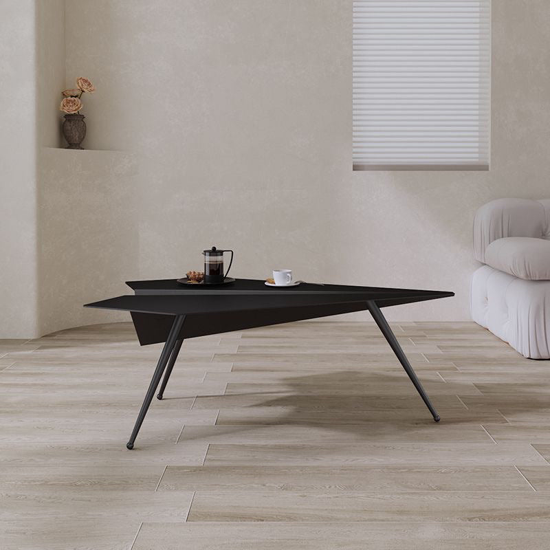 Moderne Art-Deco-Flugzeug-Dreieck-Eisen-Couchtisch für das Wohnzimmer 