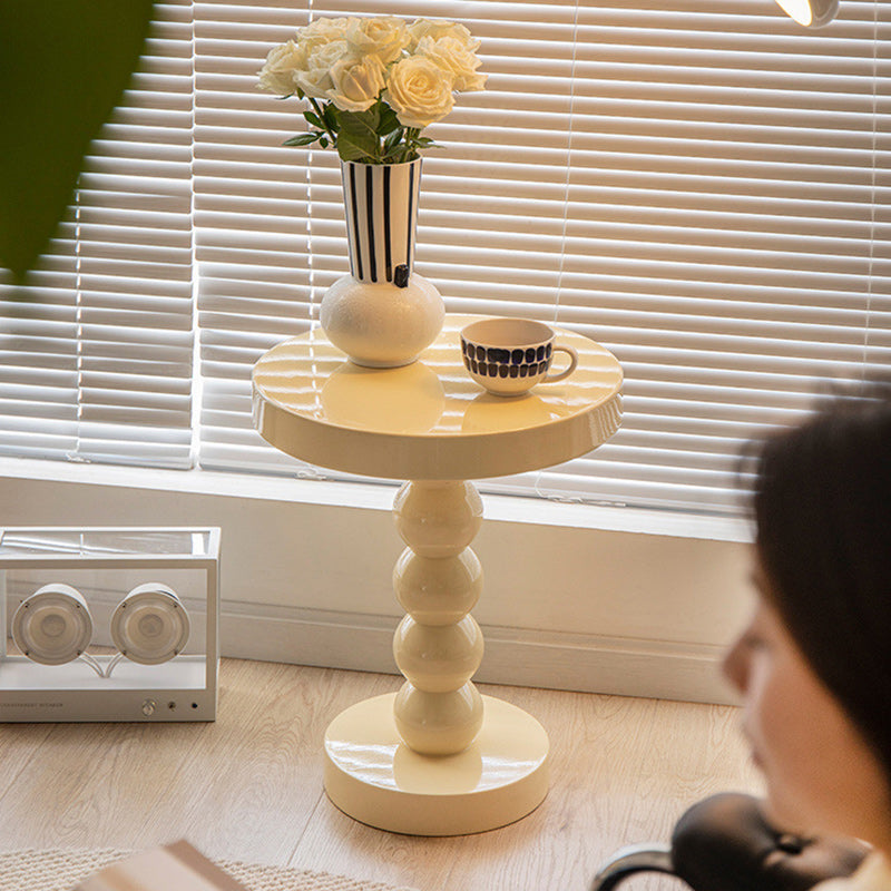 Table basse en bois massif de forme ronde contemporaine pour salon 