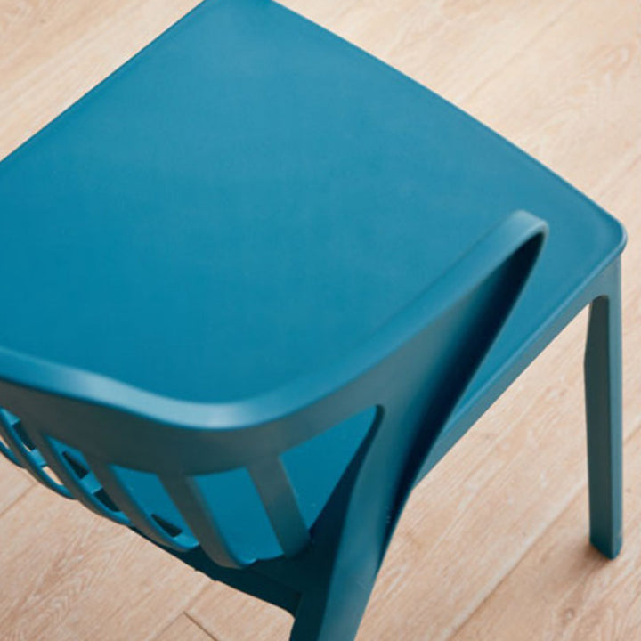 Moderner minimalistischer rechteckiger PVC-Esszimmerstuhl mit durchbrochener Rückenlehne ohne Armlehnen für das Esszimmer 