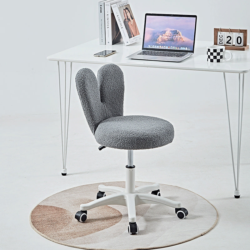 Taburete de tocador redondo minimalista moderno de lana de cordero con respaldo de metal para dormitorio 