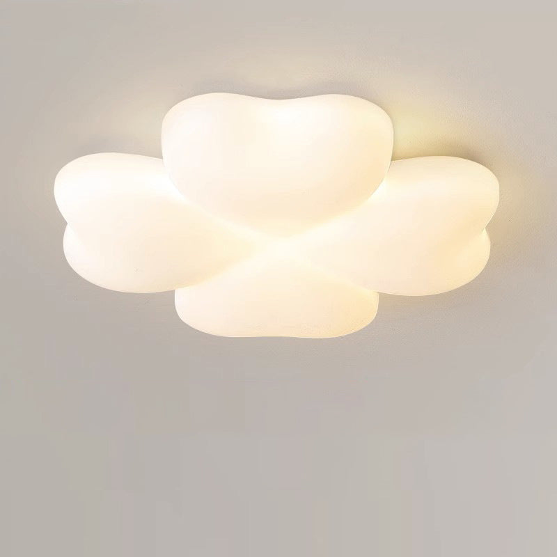 Plafonnier LED à montage affleurant en fer PE trèfle à quatre feuilles de simplicité contemporaine pour salon 