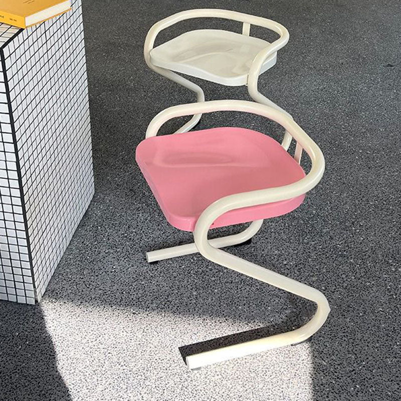 Chaise de salle à manger moderne mi-siècle avec cadre incurvé en plastique ABS et métal, dossier et accoudoirs 