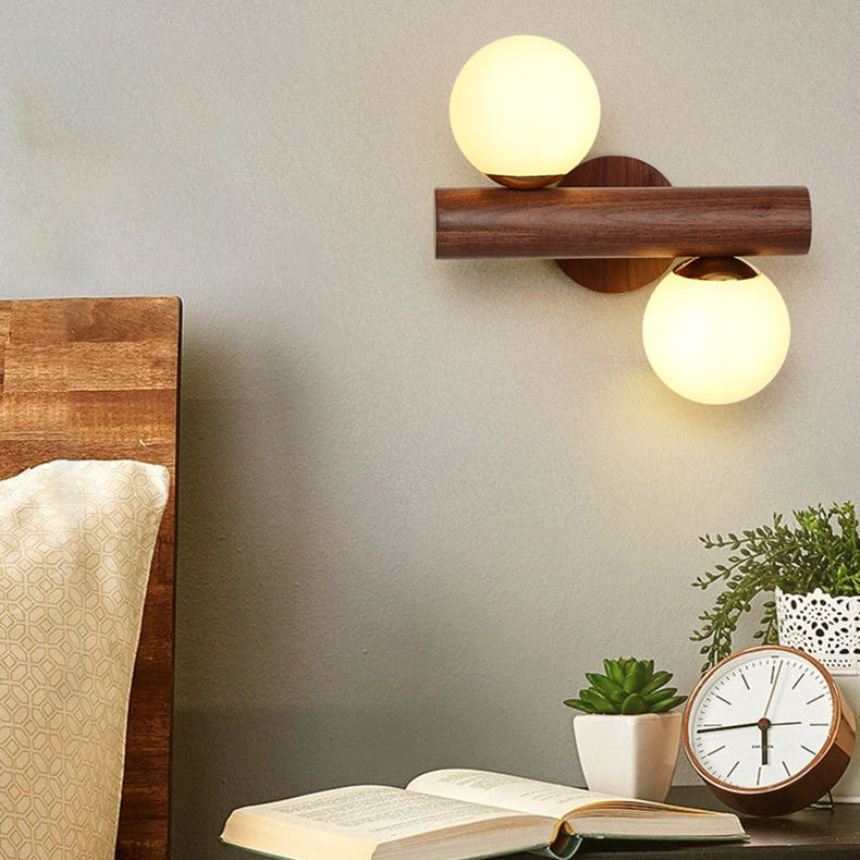 Zeitgenössische skandinavische Zylinderkugel-Wandlampe aus Gummibaumholz mit Glas und 2 Lichtern für das Schlafzimmer 