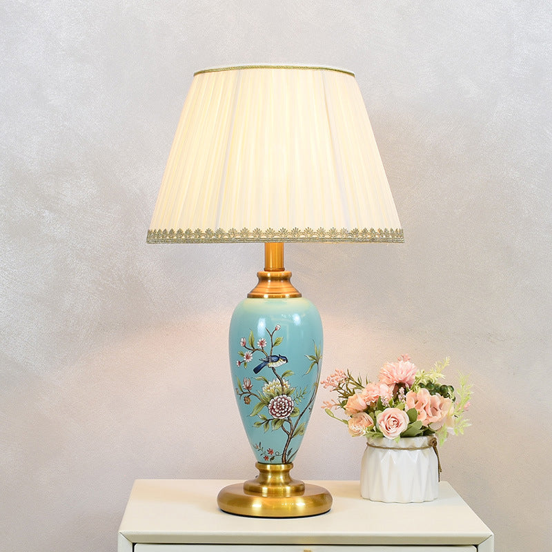 Traditionelle chinesische Vogel- und Blumenzylinder-Hardware-Keramikgewebe-1-Licht-Tischlampe für Schlafzimmer 