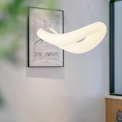 Lámpara colgante LED de hardware de anillo de onda PE minimalista moderna para dormitorio 