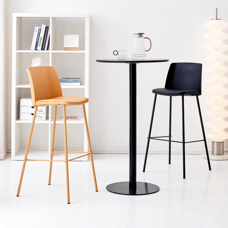 Taburete cuadrado minimalista moderno de cuero PU con respaldo y reposapiés de barra de hierro para comedor 