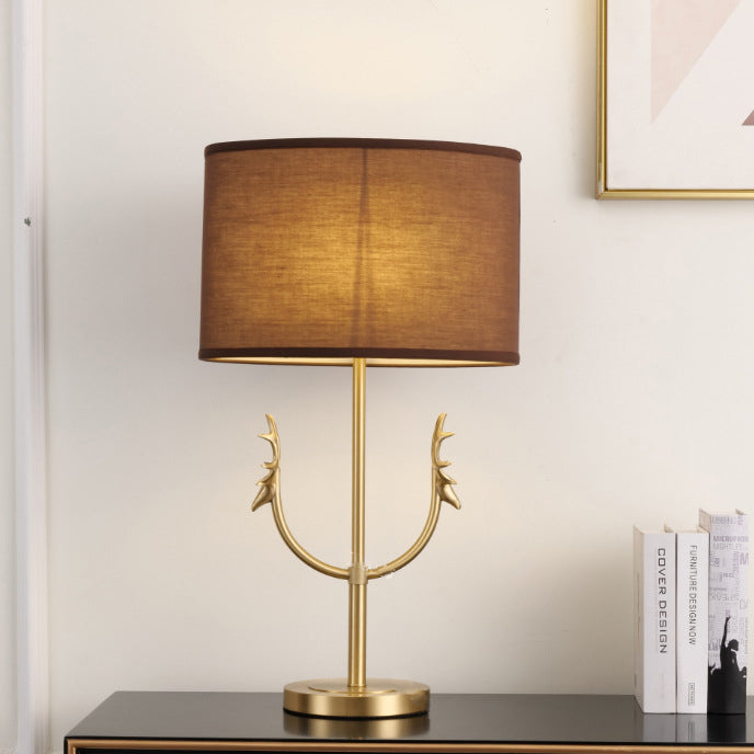 Lámpara de Mesa de 1 Luz con Pantalla de Tela Retro Contemporánea y Cilindro de Latón con Ciervo para Mesita de Noche 